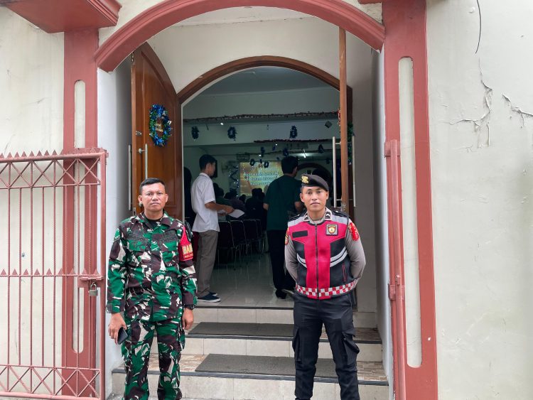 Babinsa dan Bhabinkamtibmas Amankan Kegiatan Ibadah Natal 2024 Wilayah Kota Cirebon. Kordinasi Efektif TNI POLRI.