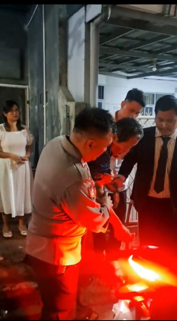 Natal Penuh Empati: Bhabinkamtibmas di Bekasi Bopong Jemaat Stroke untuk Beribadah