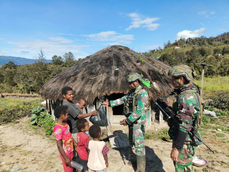 Berbagi Kasih, Habema Bagikan Sembako ke Warga Aminggaru