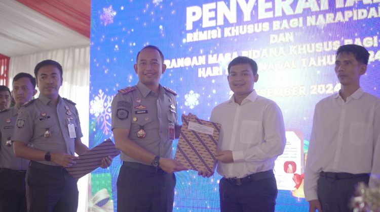Dengan Sukacita, Kepala Rutan Cipinang Berikan Remisi kepada 119 Warga Binaan di Perayaan Hari Natal 2024