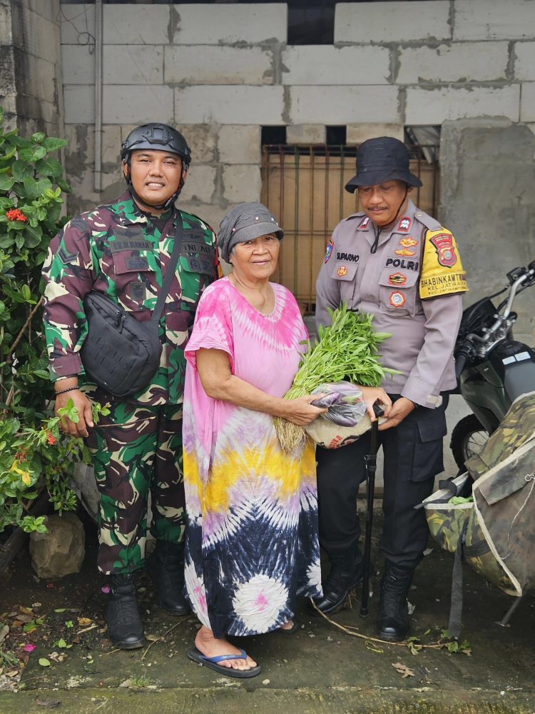 Doa Tulus dari Lansia untuk Pak Bhabin yang Berbagi Sembako