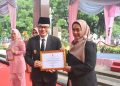 Kapolresta Cirebon Terima Penghargaan Gender Champions Bidang Hukum dalam Peringatan Hari Ibu ke-96 Tingkat Kabupaten Cirebon Tahun 2024