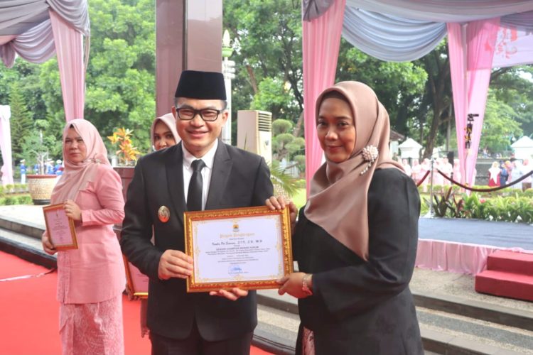 Kapolresta Cirebon Terima Penghargaan Gender Champions Bidang Hukum dalam Peringatan Hari Ibu ke-96 Tingkat Kabupaten Cirebon Tahun 2024