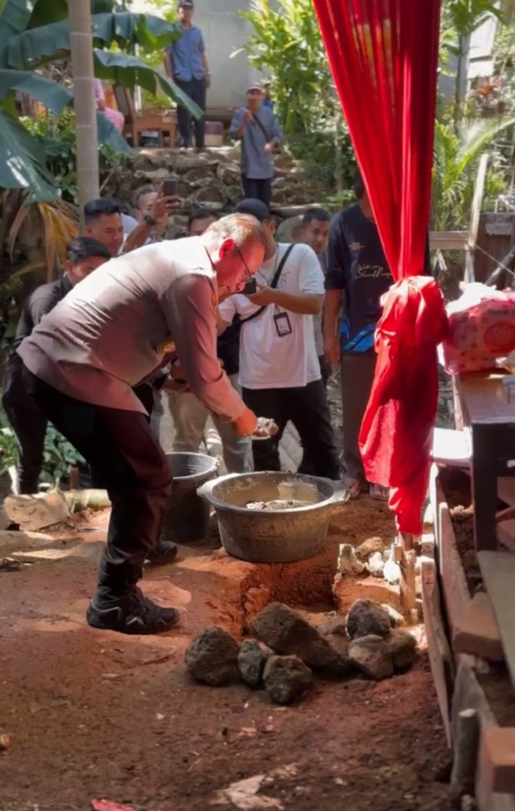 Dukungan Alumni Akpol 91 Batalyon Bhara Daksa, Polda Bengkulu Tebar Kebahagiaan di Akhir Tahun Belasan Rumah Direnovasi, Ribuan Paket Sembako Dibagikan