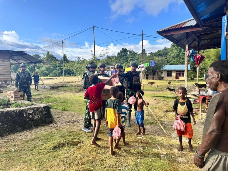 Patroli Habema Bagi Sembako Kepada Warga Susumuk