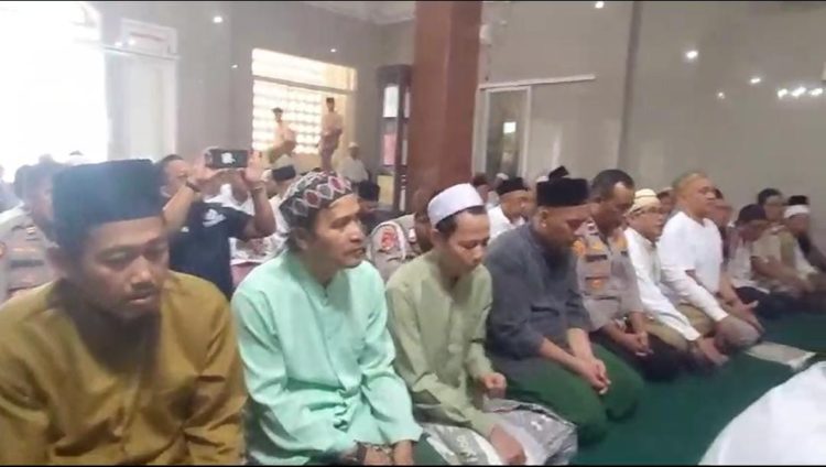 Kapolsek Duren Sawit Berikan Edukasi kepada Masyarakat pada Ba’da Shalat Jumat
