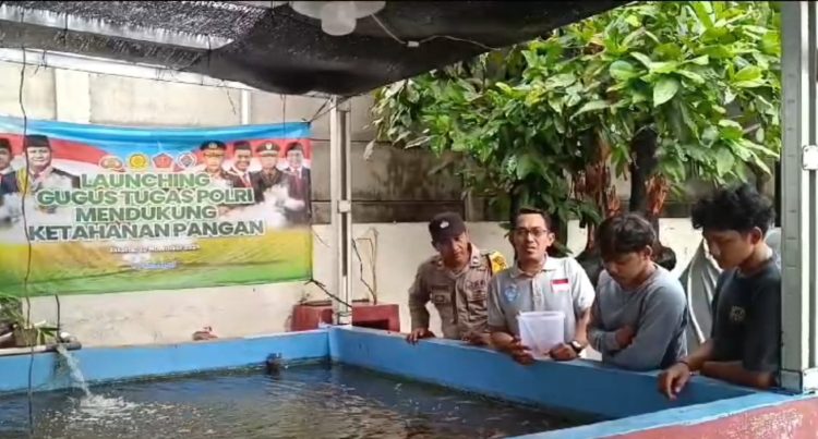 Bhabinkamtibmas Lakukan Pendampingan Kepada Petani Ikan Untuk Ketahanan Pangan