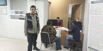 Kesigapan Bhabinkamtibmas Jaticempaka: Dampingi Warga Yang di Duga ODGJ Menjalani Perawatan di RS Duren Sawit