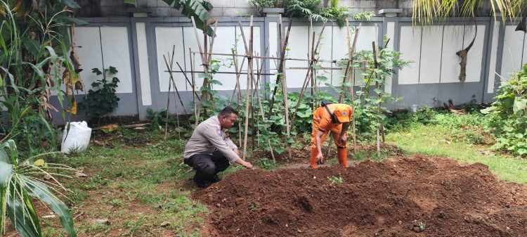Pengecekan Lahan Ketahanan Pangan oleh Bhabinkamtibmas