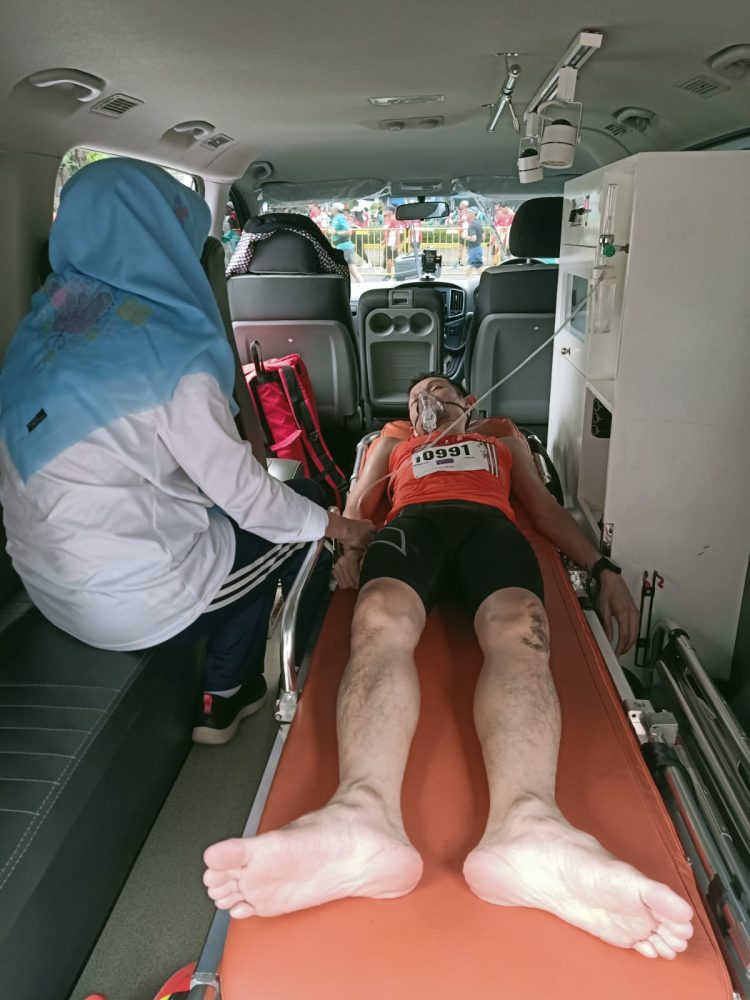 Anggota Ditpamobvit Polda Metro Jaya Sigap Tolong Masyarakat Yang Pingsan Di CFD Sudirman.