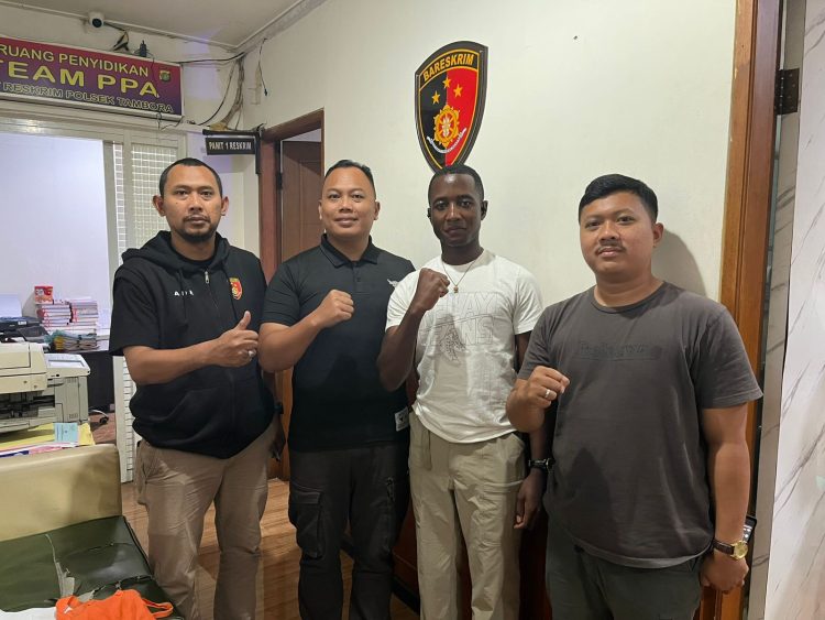 Laptop Hilang Saat Tidur di KRL, WNA Afrika Puji Kepolisian Polsek Tambora Yang Berhasil Mengembalikan Barang Miliknya