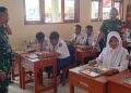 Monitoring dan Pendampingan Penyaluran Makanan Bergizi di SMPN 1 Gegesik oleh Serka Saefudin
