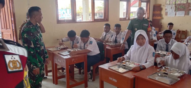 Monitoring dan Pendampingan Penyaluran Makanan Bergizi di SMPN 1 Gegesik oleh Serka Saefudin