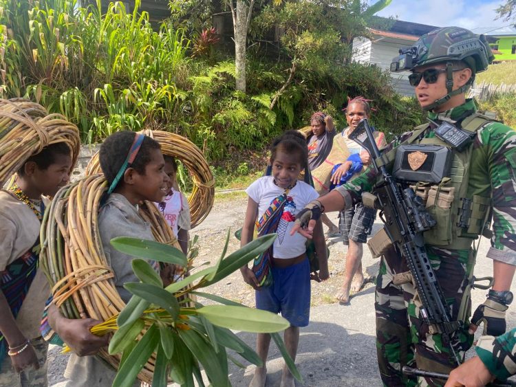 Warga Wuloni Gembira Sambut Komsos Habema