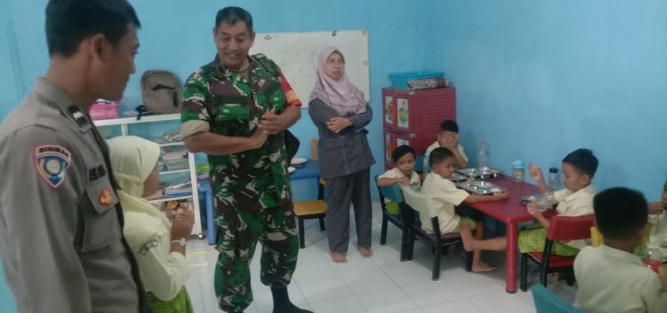 Danramil 1401/Kesambi Laksanakan Pendampingan Program Makan Bergizi Gratis. 