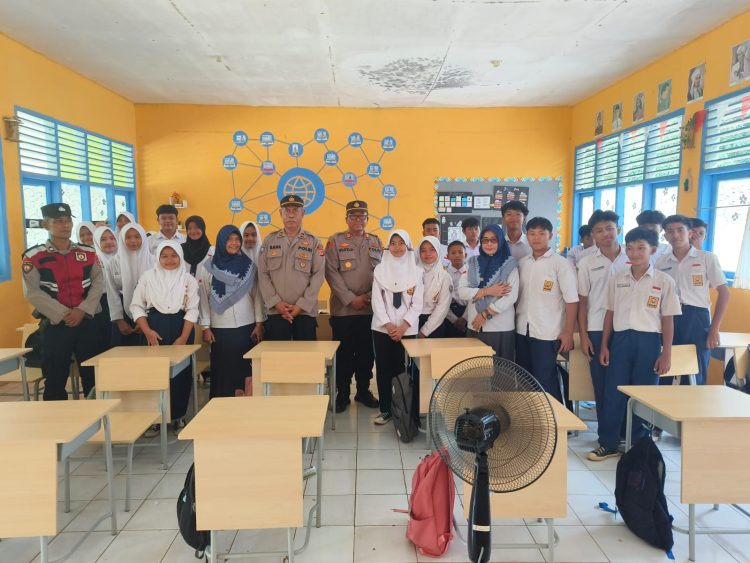 Police Goes To School, Kapolsek Talun Laksanakan Pembinaan dan Penyuluhan di SMPN 1 SATAP Talun