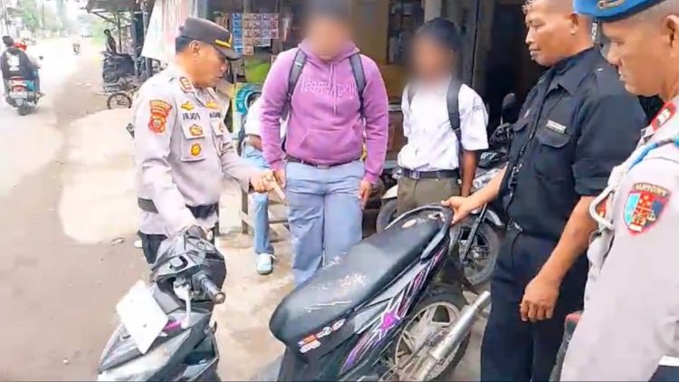Polsek Lemahabang Gencarkan Penertiban Knalpot Tidak Sesuai Spesifikasi Teknis Di Kalangan Pelajar