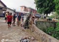 Babinsa Kalijaga Turut Kerja Bakti Membuat Sandaran Sungai Kalijaga Kramat.