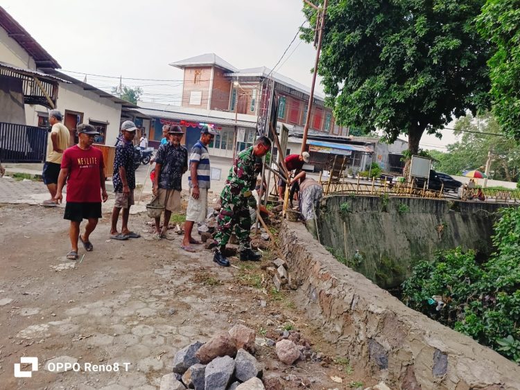 Babinsa Kalijaga Turut Kerja Bakti Membuat Sandaran Sungai Kalijaga Kramat.