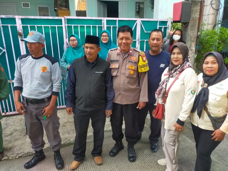 Jumat Barokah Bhabinkamtibmas Jakasampurna Polsek Bekasi Barat Bersama Muspika Bekasi Barat Peduli Lansia