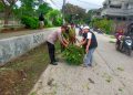 Polisi Peduli Lingkungan Giat Bersih-bersih di Jakasampurna Bekasi Barat. 