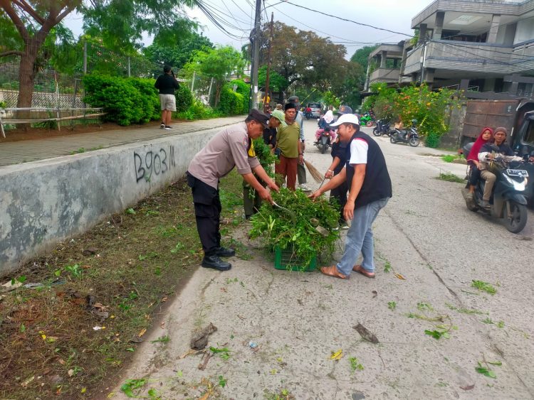 Polisi Peduli Lingkungan Giat Bersih-bersih di Jakasampurna Bekasi Barat. 