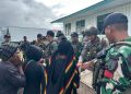 TNI-Polri Gelar Bakti Sosial Kepada Warga Kiwirok