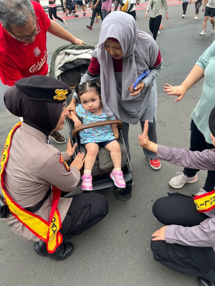 Polwan Ditsamapta Polda Metro Jaya Hadir Humanis, Berikan Pelayanan di CFD Sudirman-Thamrin