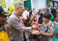 Polres Metro Jakarta Timur Dan Polsek Pasar Rebo Bagikan 250 Makanan Gratis Ke Warga