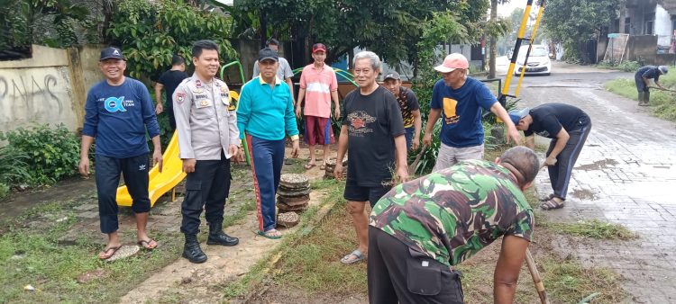Kerja Bakti di Komplek Danamon, Wujud Sinergi Polisi dan Masyarakat Jaga Kebersihan