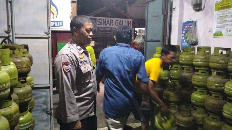 Polsek Bekasi Selatan Lakukan Pengamanan Pendistribusian Elpiji 3 Kg, Warga Antre Panjang Hingga Malam