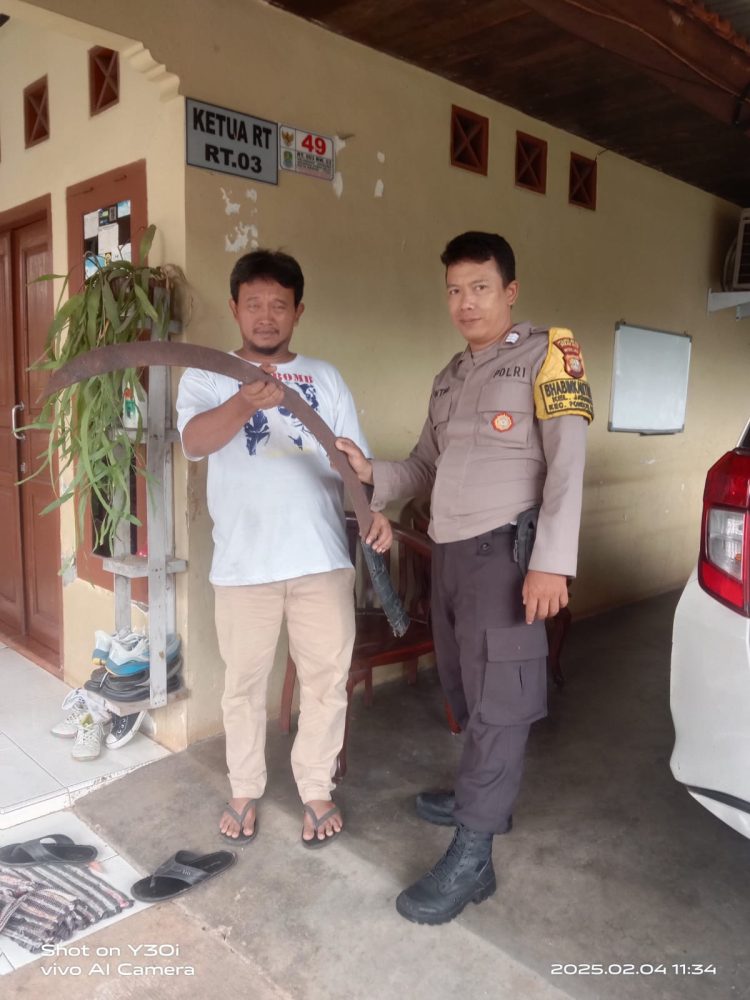 Warga Jatimurni Serahkan Senjata Tajam, Dukung Polisi Cegah Tawuran Remaja