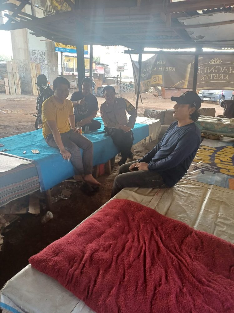 Sambangi Warga Bhabinkamtibmas Kranji Berikan Himbauan Kamtibmas