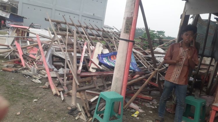 Bantahan atau Klarifikikasi Pemilik Kios Tempat Usaha Di Jalan Kertawibawa Desa Pasir Kidul Purwokerto Barat Banyumas yang Dirusak atau Dirobohkan Terkait Tali Asih Yang Diberikan adalah Tidak Benar