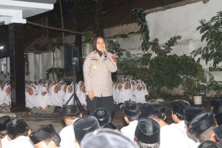 Kapolresta Cirebon Bersama Dirtipid PPA – PPO Bareskrim Polri Gelar ceramah Kamtibmas dan Sosialisasi hukum di Pondok Pesantren Kempek Aisyah