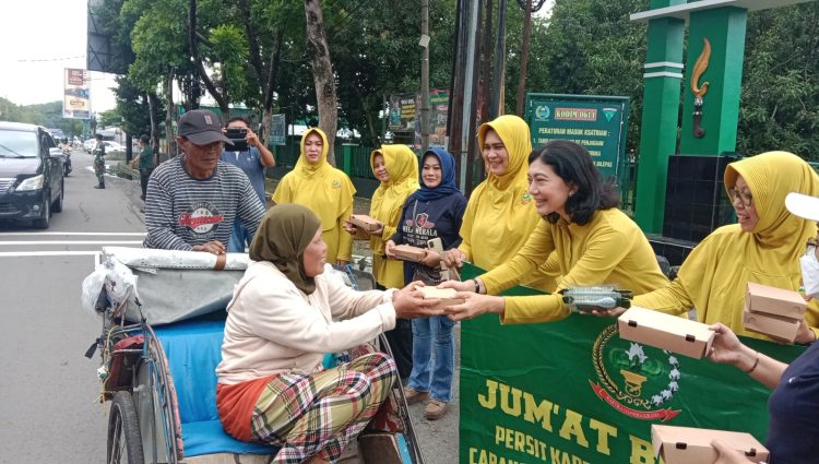 Persit KCK Cab. XXV Kodim 0614/Kota Cirebon Gelar Kegiatan Jumat Berkah Bersama GMFKPPI, Paguyuban Payung Suci, dan Komunitas KCKC
