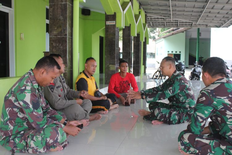 Community Polisi Satbrimob Polda Jabar Laksanakan Sholat Jumat di Makodim 0620/Kabupaten Cirebon