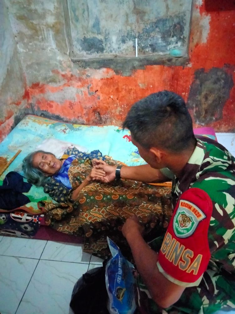 Serma Suci Babinsa Mayung Koramil 0620-01/Gunung Jati Berikan Sembako kepada Fakir Miskin