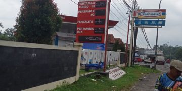 Viralll SPBU Tengaran 44 507 01 Masih Bandel Layani BBM Subsidi Jenis Solar. Bolak-Balik SPBU, Diduga Kongkalikong dengan Operator !!! 