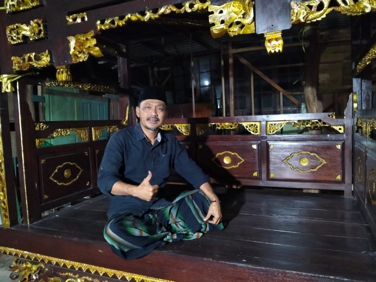 “Suhadi, (Sultan Jemaras) Penghobi Kayu Jati Tua dari Desa Jemaras yang Sukses Berbisnis Barang Antik” 