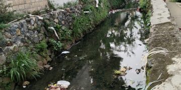 “Sampah Berserakan di Kampung Sumur Wangi, Pemicu Penyakit Cikungunya dan Proliferasi Nyamuk”