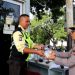 Satbinmas Dan Bhabinkamtibmas Bagikan Sarapan Gratis, Untuk Satpam
