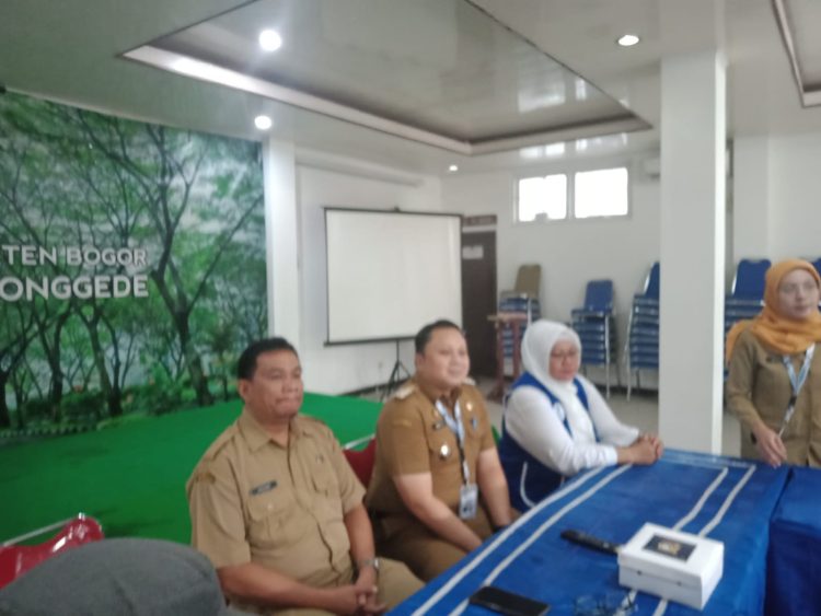 “HUT ke-50 IWAPI, Berbagi Makanan Gratis untuk Anak Sekolah, Kaum Dhuafa, ODGJ, dan Lansia di Bojong Gede”