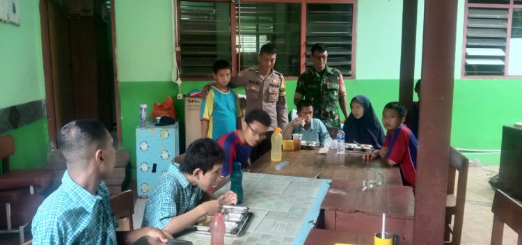 Sinergitas Babinsa dan Bhabinkamtibmas Laksanakan Monitoring Program Makan Bergizi Untuk Anak Sekolah
