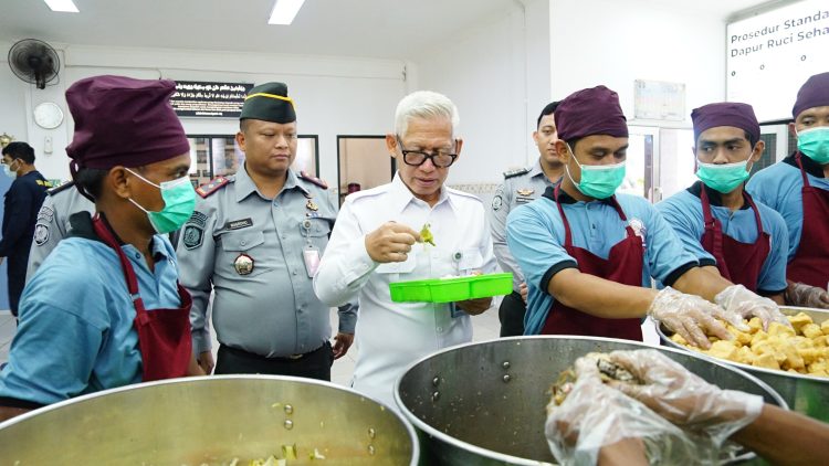 Menjamin Standar Kualitas Bagi Makanan Warga Binaan, Ka.Kanwil Ditjenpas DK Jakarta Lakukan Peninjauan Dapur Sehati Rutan Cipinang