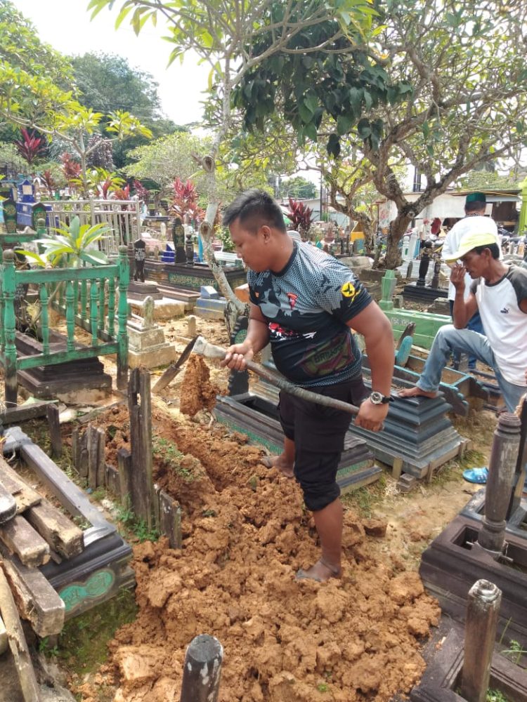 Kisah Bripka Joko Hadi, Polisi yang Mengabdikan Diri sebagai Penggali Kubur Gratis untuk Warga Kurang Mampu