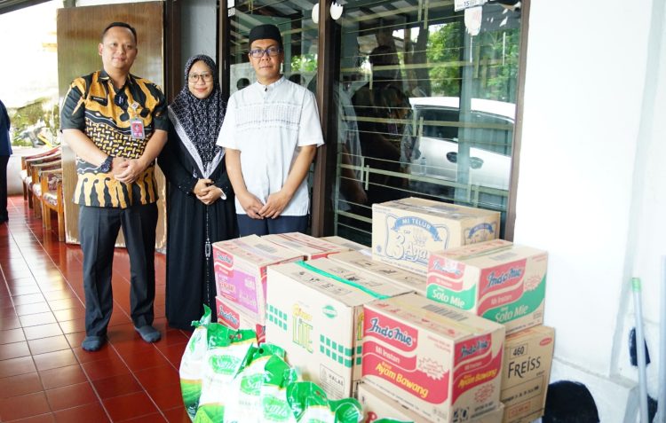 Kementerian Imigrasi dan Pemasyarakatan menyalurkan Bantuan Sosial untuk Yayasan Sosial Penyantun Yatim Piatu Al-Muharam Sejahtera