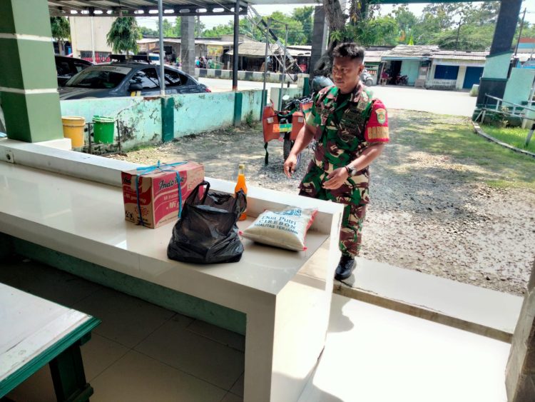 Koptu Edi Sudrajat, Babinsa Desa Klayan, Berikan Sembako kepada Warga Fakir Miskin