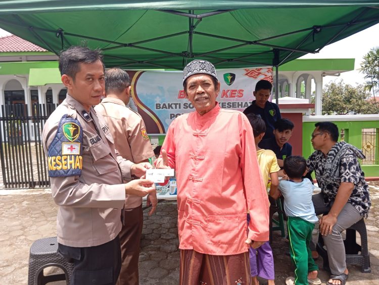Polresta Cirebon Gelar Bakti Sosial Kesehatan di Masjid Al Ikhlas Tukmudal
