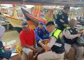 Polairud Polres Cirebon Kota Gelar Klinik Apung di Pesisir Mundu, Nelayan Antusias Periksa Kesehatan Gratis.                      